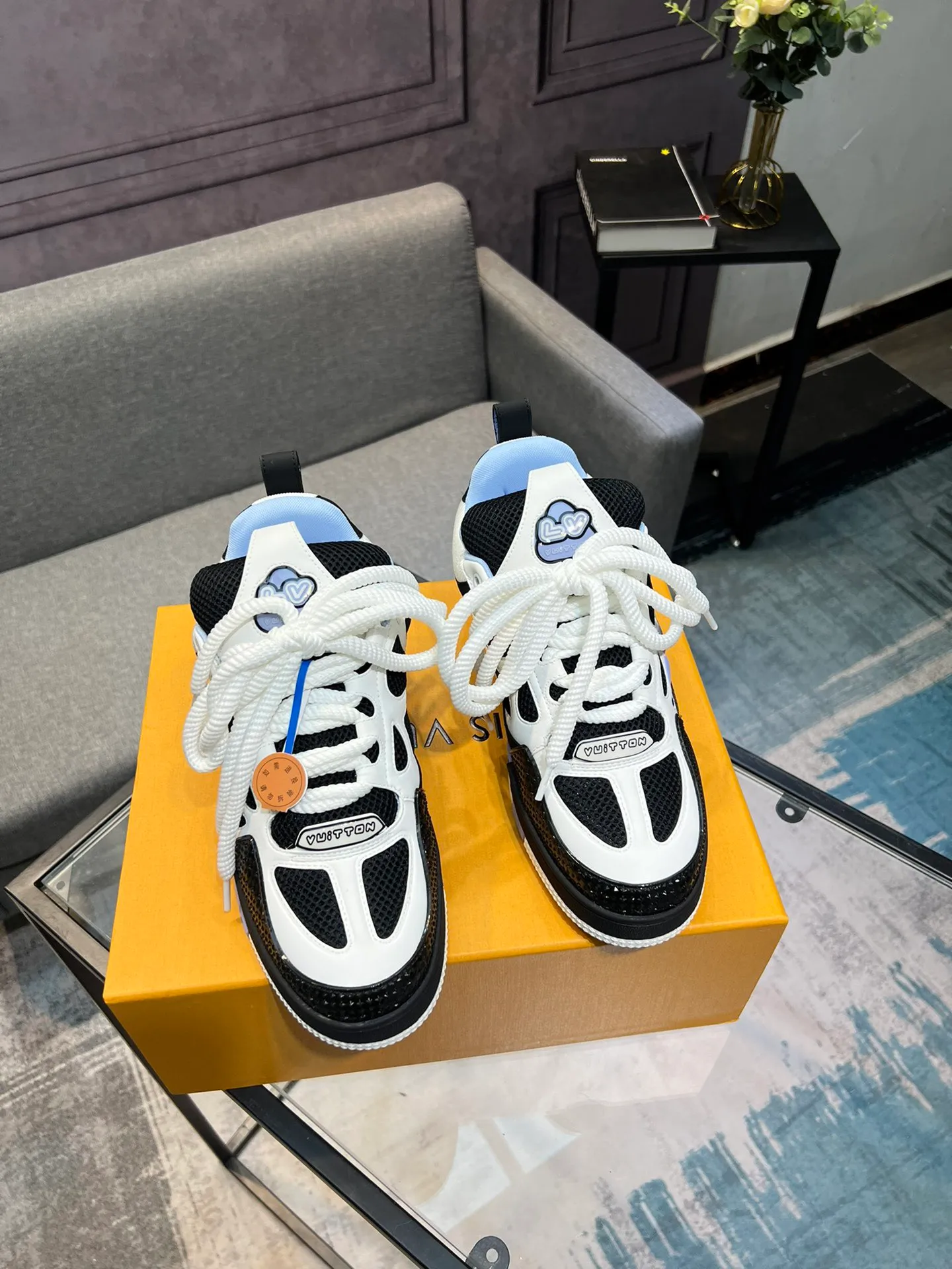 Men's men's shoes💰800 LV top version new style purchasing quality LV~Louis Vuitton LV TRAINER's best-looking sneakers, donkey brand strongly promotes new products, official website limited edition retro basketball sneakers! Both high-top and low-top models spent money to purchase 1:1 accurate reproductions of the originals. The details are invincible and full of sincerity. The imported custom-made original cowhide leather is the same as the original package. The details are 100% restored. The private model customizes the original one-piece TPU outsole. It is different from other brands. Without the original version, this effect cannot be achieved!                Men's and women's models 35-40 39-45 (46 is custom-made and cannot be returned or exchanged)